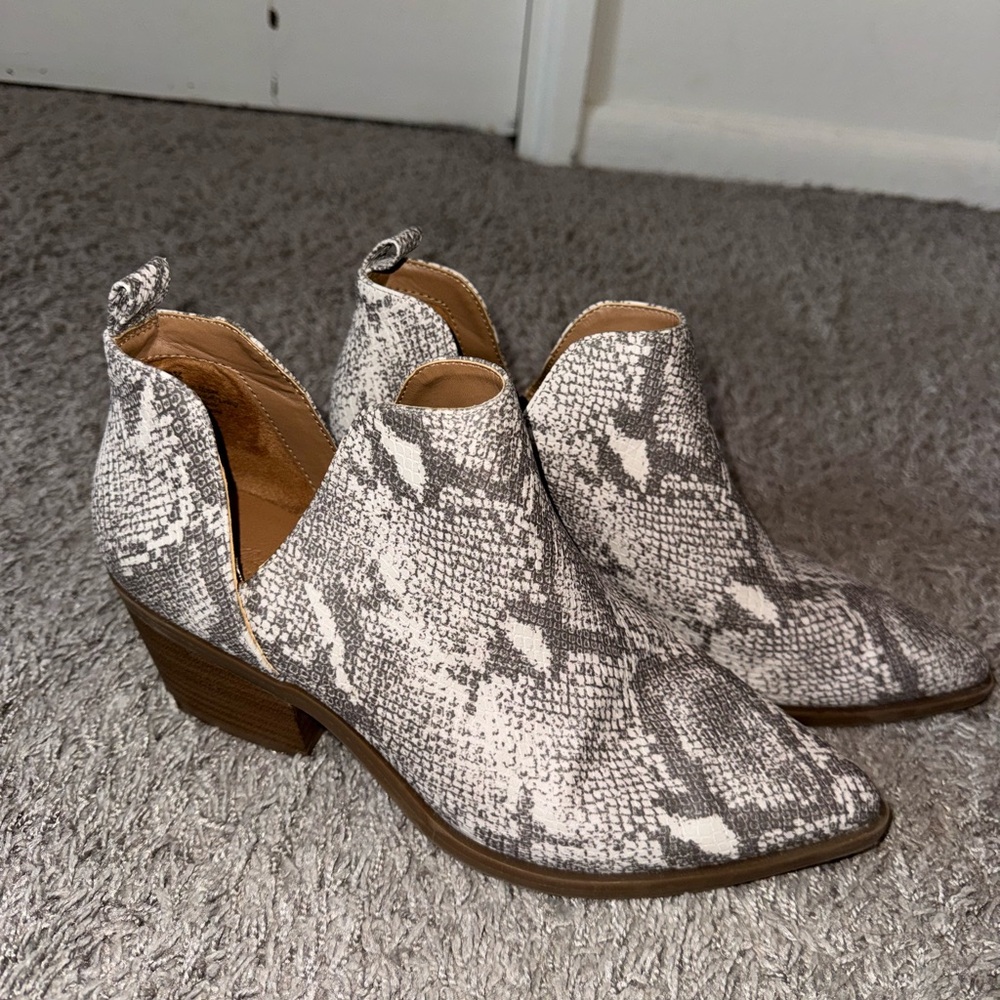 Universal Thread snake print booties